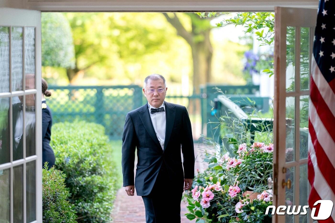 본문 이미지 - 정의선 현대자동차그룹 회장이 26일(현지시간) 미국 워싱턴 백악관에서 열린 윤석열 대통령 국빈만찬장에 들어서고 있다. ⓒ AFP=뉴스1 ⓒ News1 이동원 기자