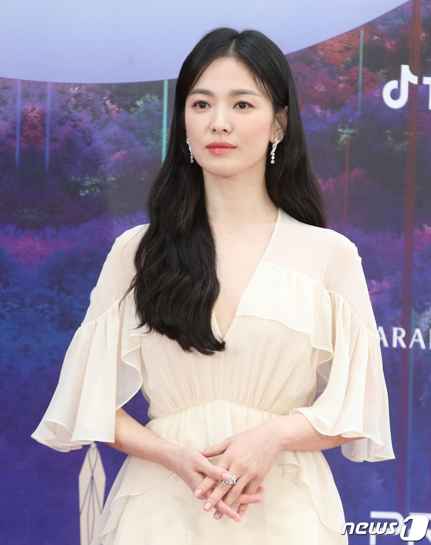 본문 이미지 - 배우 송혜교가 28일 오후 인천 파라다이스시티에서 열린 '제59회 백상예술대상' 레드카펫 행사에서 포즈를 취하고 있다. ⓒ News1 권현진 기자