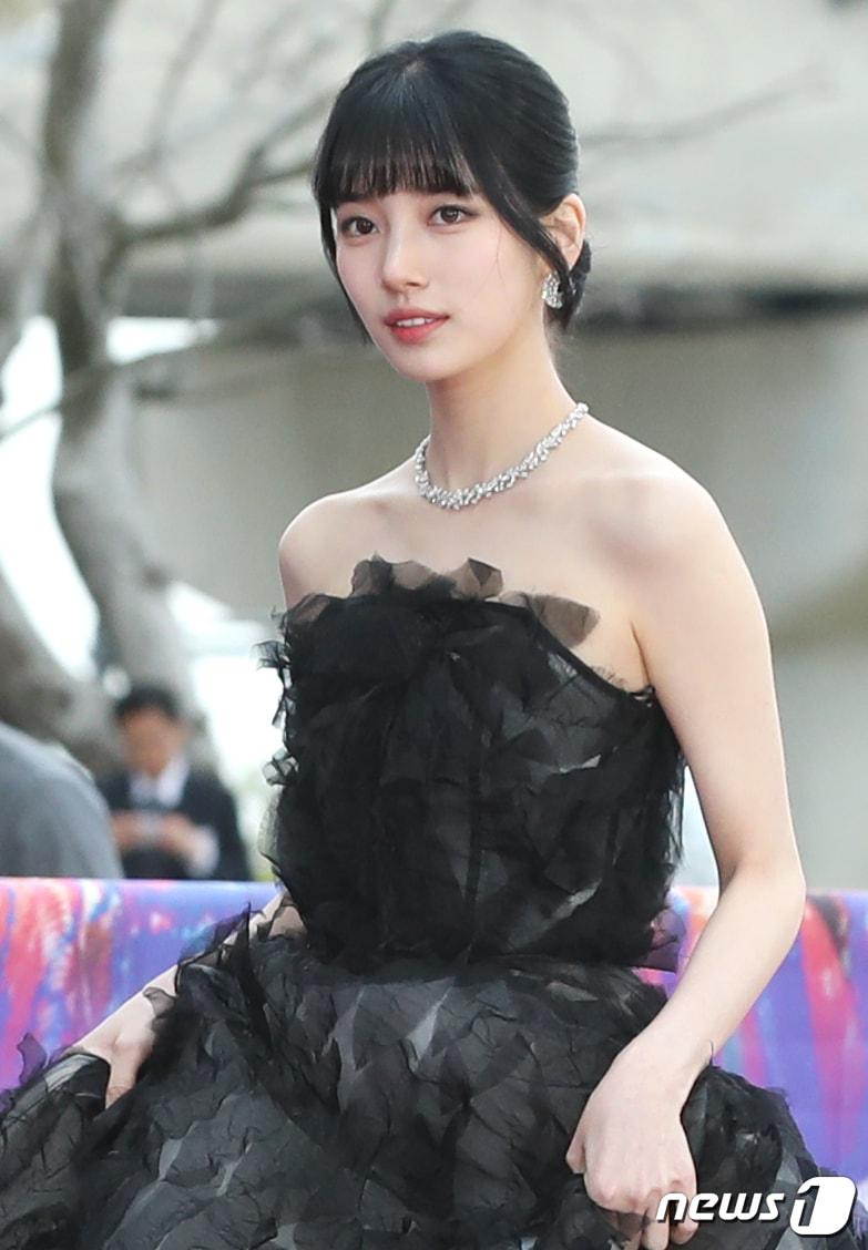 본문 이미지 - 배우 수지가 여신 미모로 백상을 접수했다. ⓒ News1 권현진 기자