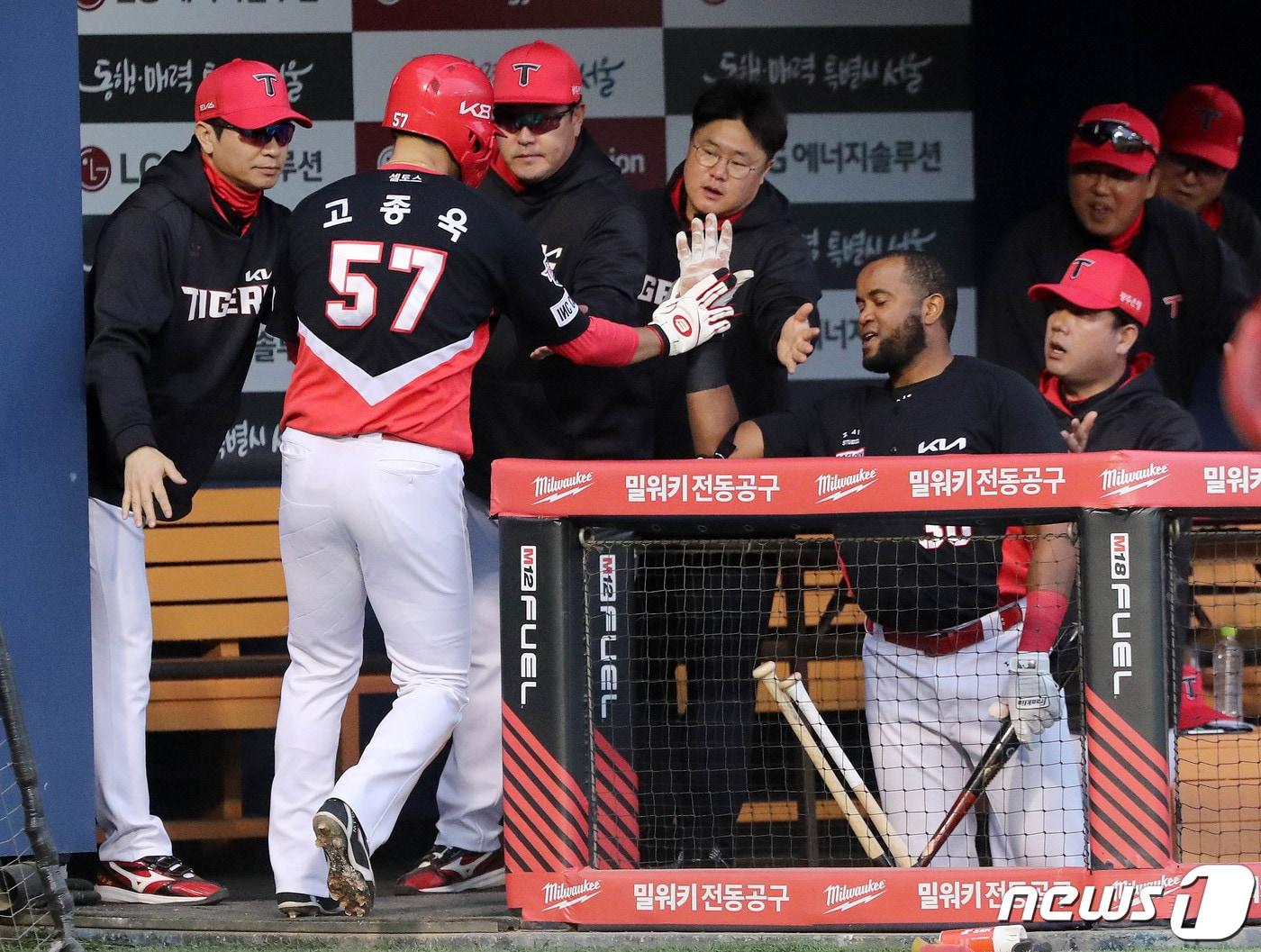 본문 이미지 - 28일 서울 송파구 잠실야구장에서 열린 프로야구 2023 KBO리그 LG와 KIA의 경기에서 1회초 1사 2,3루 상황 기아 3루주자 고종욱이 LG선발 임찬규의 포일에 홈인해 동료들과 환호하고 있다. 2023.4.28/뉴스1 ⓒ News1 박세연 기자