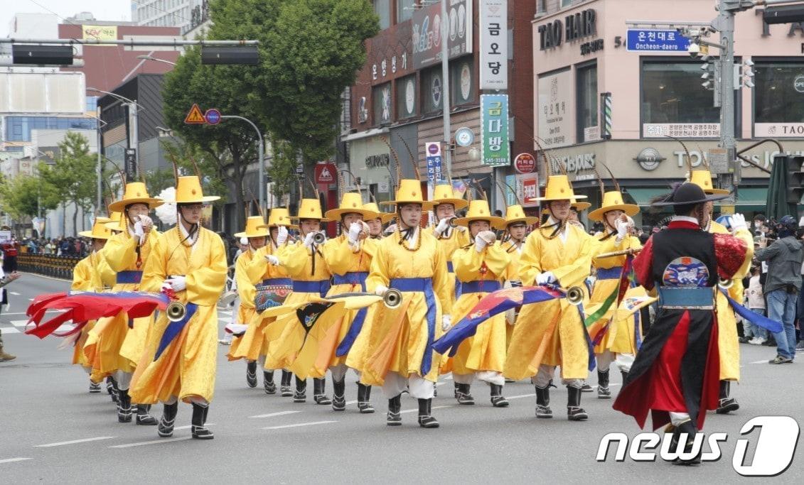 본문 이미지 - 28일 충남 아산에서 열린 성웅 이순신 축제에서 육군 취타대가 거리 퍼레이드를 하고 있다. (아산시청 제공)