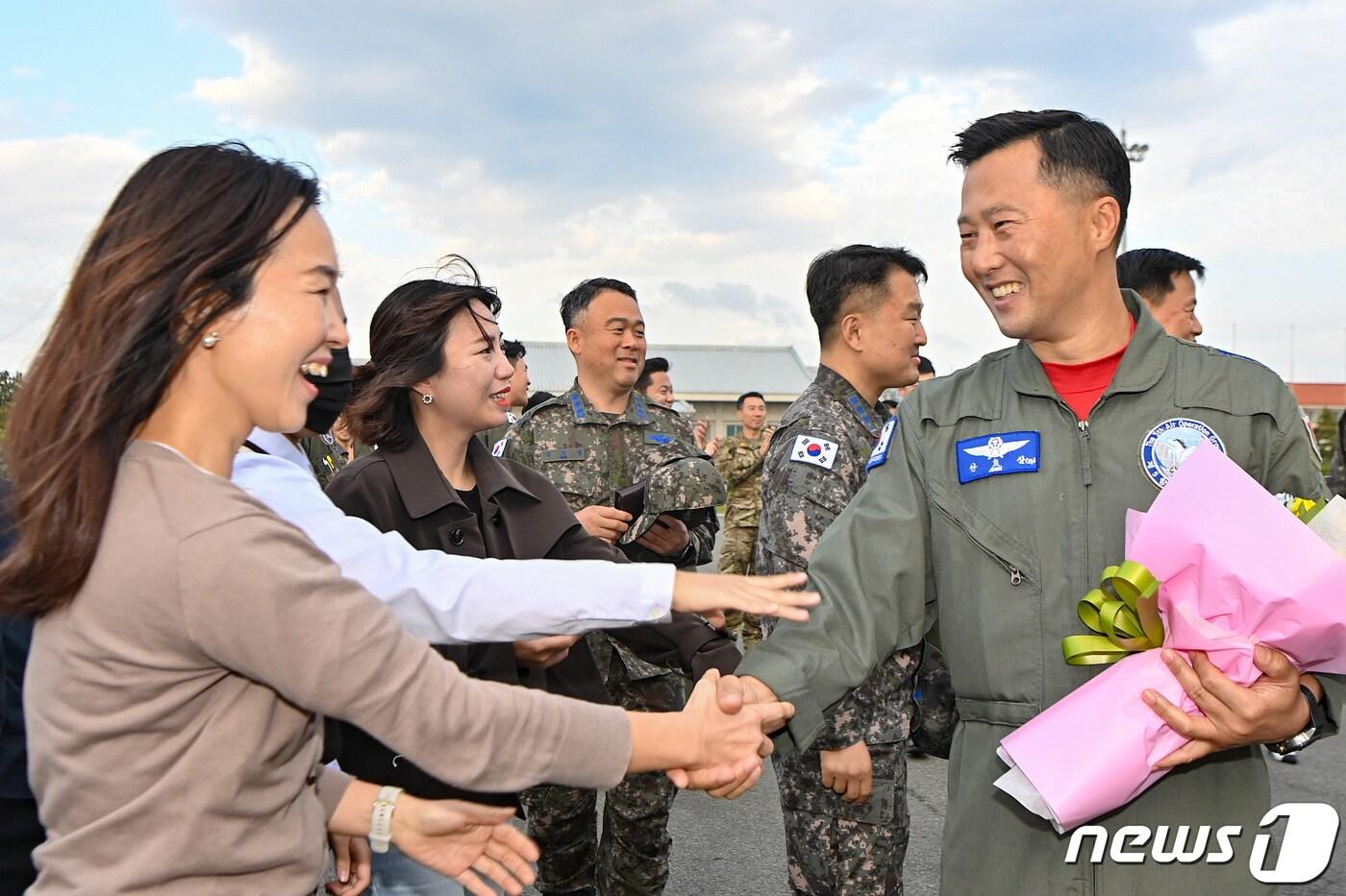 본문 이미지 - 지난 4월28일 오후 '프라미스 작전'을 성공적으로 마치고 복귀한 안효삼 공군 대령(오른쪽)이 가족들과 재회하고 있다. (공군 제공) 2023.4.23/뉴스1