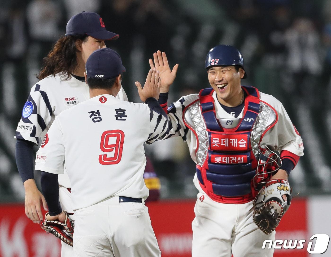 본문 이미지 - 롯데 자이언츠 선수들이 28일 부산 사직구장에서 열린 2023 KBO리그 키움 히어로즈전에서 승리한 뒤 기뻐하고 있다. (롯데 제공)