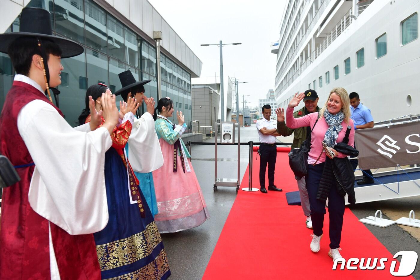 29일 오전 속초항에 입항한 미국 국적 럭셔리 크루즈인 '실버위스퍼호'에서 하선한 관광객들.(속초시 제공) 2023.4.29/뉴스1