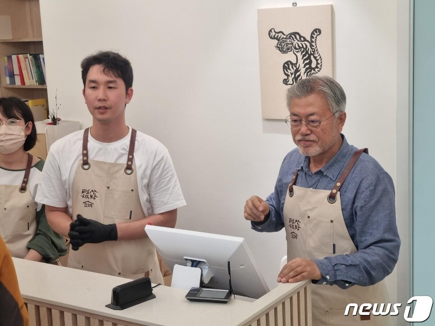 본문 이미지 - 29일 양산 평산책방에서 책 결제 업무를 보고 있는 문재인 전 대통령./뉴스1 이현동 기자