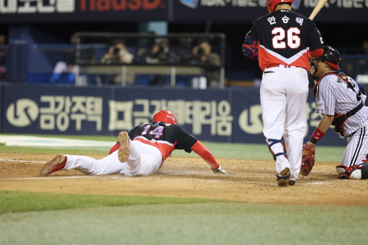 KIA 김규성이 29일 잠실 LG전에서 9회 기습적인 홈스틸을 감행하고 있다.(KIA 타이거즈 제공)