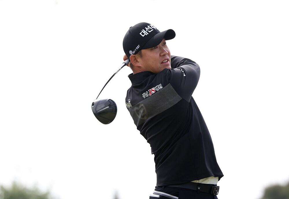 본문 이미지 - 강경남이 29일 인천 잭니클라우스 골프클럽 코리아에서 열린 코리아 챔피언십 3라운드 3번홀에서 드라이버 티샷을 하고 있다. (KPGA 제공) 2023.4.29/뉴스1 ⓒ News1 김진환 기자