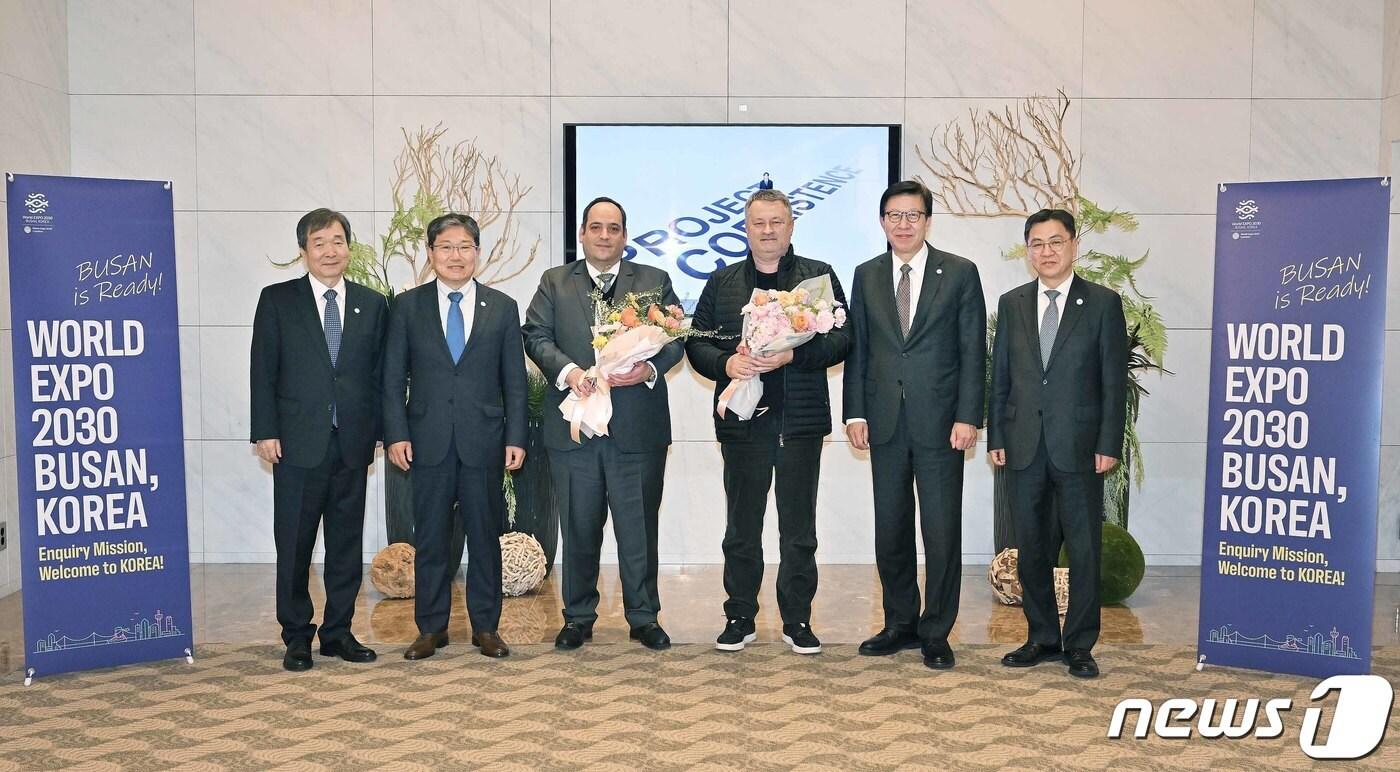 본문 이미지 - 윤상직 2030세계박람회유치위원회 사무총장과 박형준 부산시장을 비롯한 주요 관계자 등이 2일 오후 인천국제공항 귀빈실에서 2030월드엑스포 개최 후보지 부산을 실사하기 위해 방한 한 국제박람회기구(BIE) 실사단 파트릭 슈페히트(Patrick Specht) BIE 행정예산위원장인 단장과 디미트리 케르켄테즈(Dimitri S. Kerkentzes) BIE 사무총장, 케빈 아이작(Kevin Isaac) 세인트키츠네비스 대표, 마누엘 잘츠리(Manuel Salchli) 스위스 대표, 페르디난드 나기(Ferdinand Nagy) 루마니아 대표 등을 영접하고 있다. 왼쪽부터 최재철 주불대사, 윤상직 2030세계박람회유치위원회 사무총장, 디미트리 케르켄테즈(Dimitri S. Kerkentzes) BIE 사무총장, 페르디난드 나기(Ferdinand Nagy) 루마니아 대표, 박형준 부산시장, 김윤일 대통령실 미래정책비서관. (산업통상자원부 제공) 2023.4.3/뉴스1