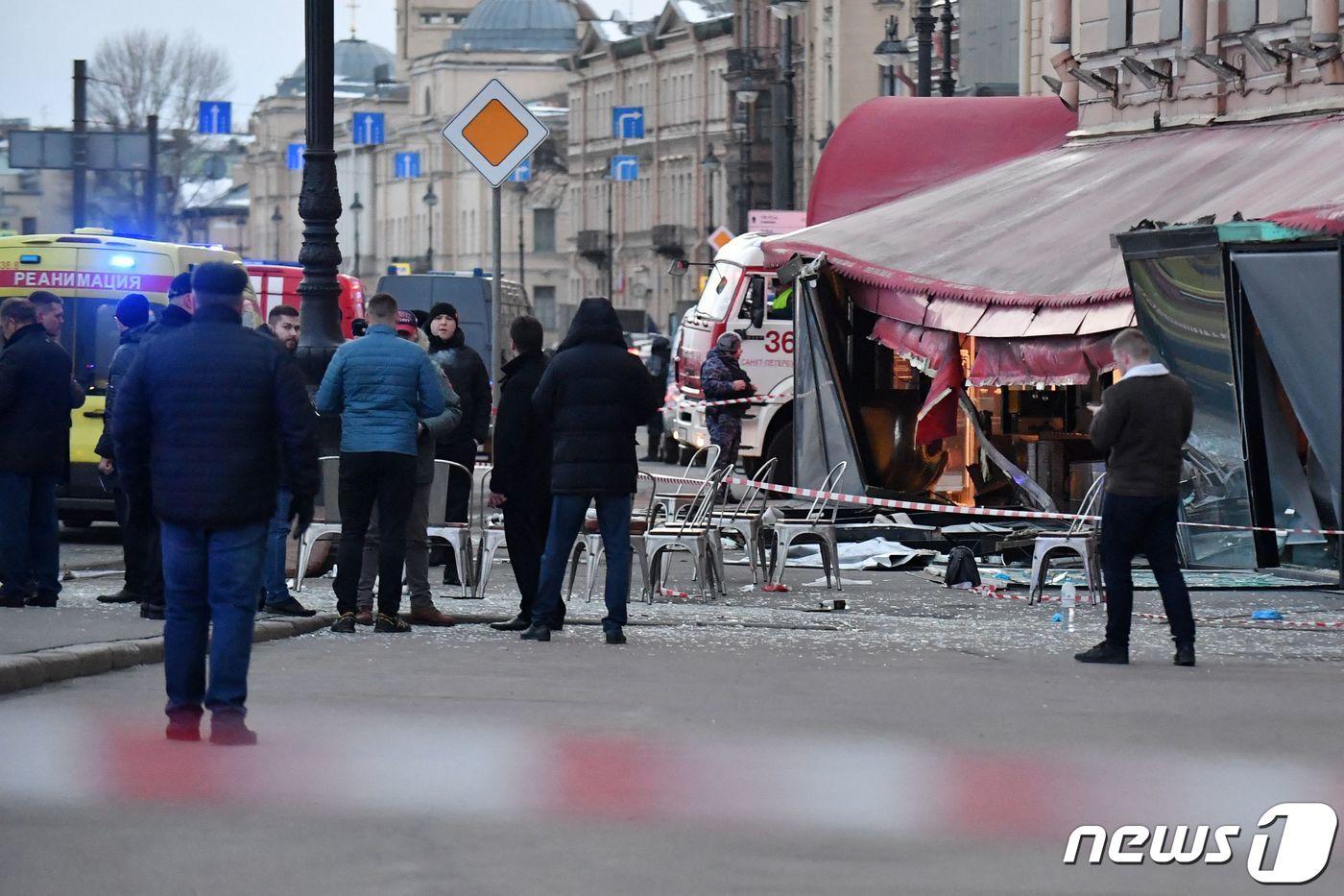 2일(현지시간) 러시아 제2의 도시인 상트페테르부르크의 한 카페에서 TNT를 사용한 것으로 추정되는 폭발 사고로 1명이 숨지고 30명이 다친 가운데 수사당국이 현장에 나와있다. ⓒ AFP=뉴스1 ⓒ News1 박재하 기자