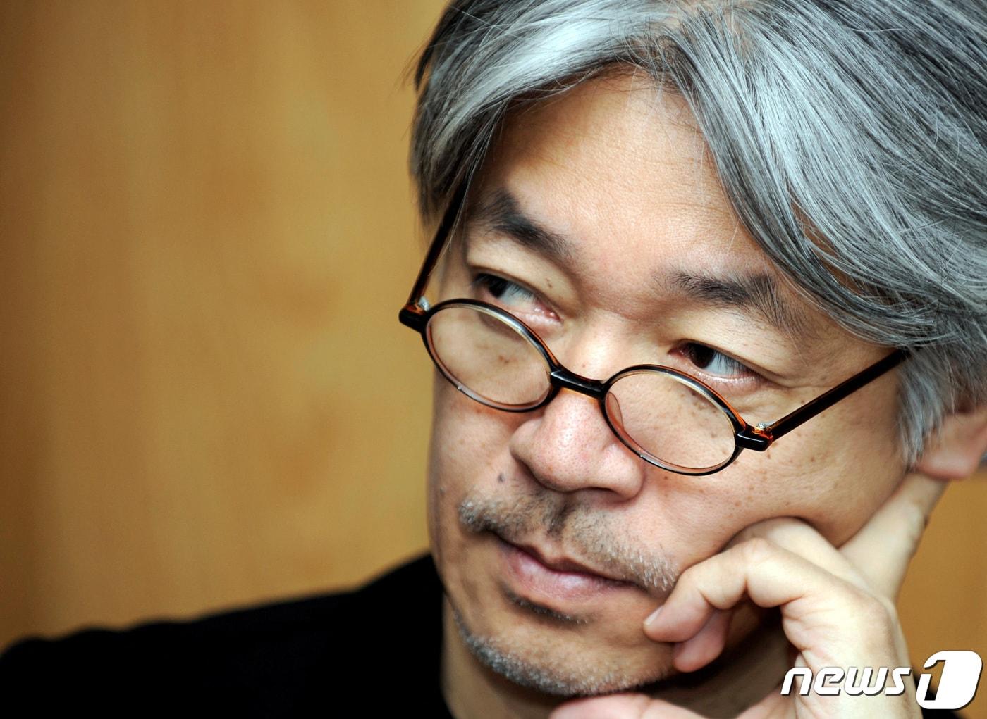 본문 이미지 - 지난 2008년 6월 18일 스페인 히혼에서 기자회견을 하고 있는 류이치 사카모토ⓒ 로이터=뉴스1 ⓒ News1 우동명 기자