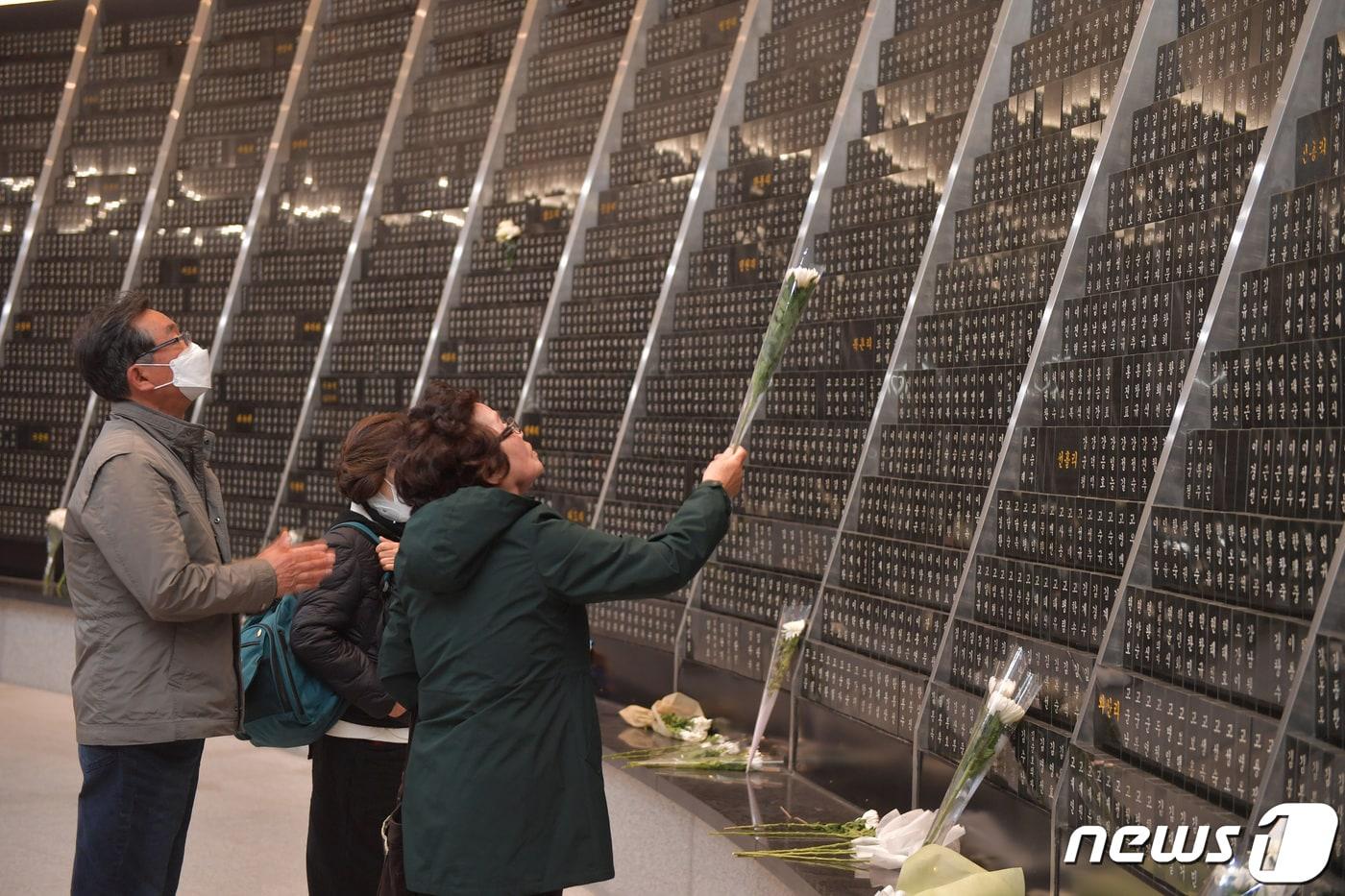 본문 이미지 - 제주시 봉개동 제주4·3평화공원 위패봉안소를 참배하는 유족들./ 뉴스1