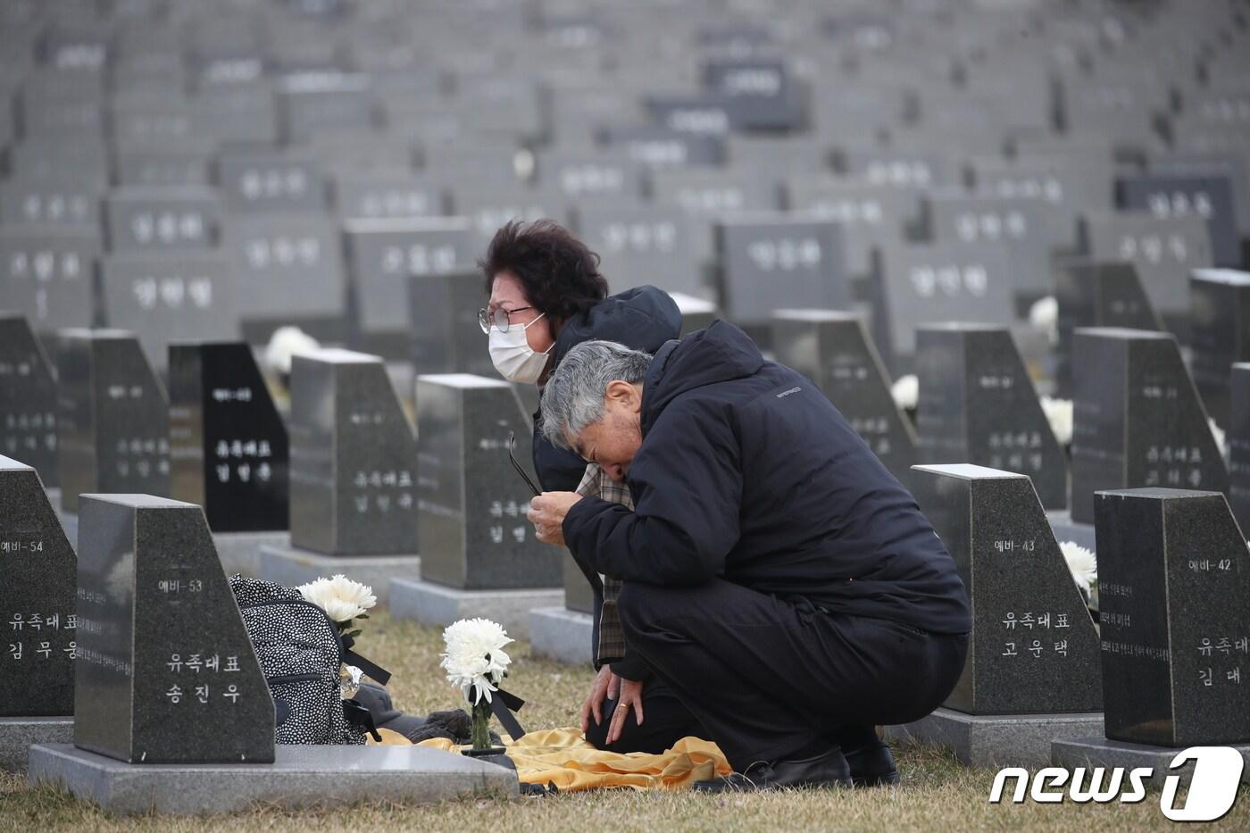 본문 이미지 - '제18회 평화와 번영을 위한 제주포럼'(제주포럼)은 제주를 비롯한 지구촌 현안 과제들을 슬기롭게 풀어내기 위한 미래 성장 비전을 공유하면서 '실질적･실용적 협력'을 이끌어 내는 계기가 될 것으로 기대된다.  지난 4월3일 제75주년 4·3추념식 봉행에 앞서 제주시 봉개동 제주4·3평화공원 행방불명인 묘역에서 유족들이 희생자의 넋을 기리고 있다.(제주도사진기자회)2023.4.3/뉴스1