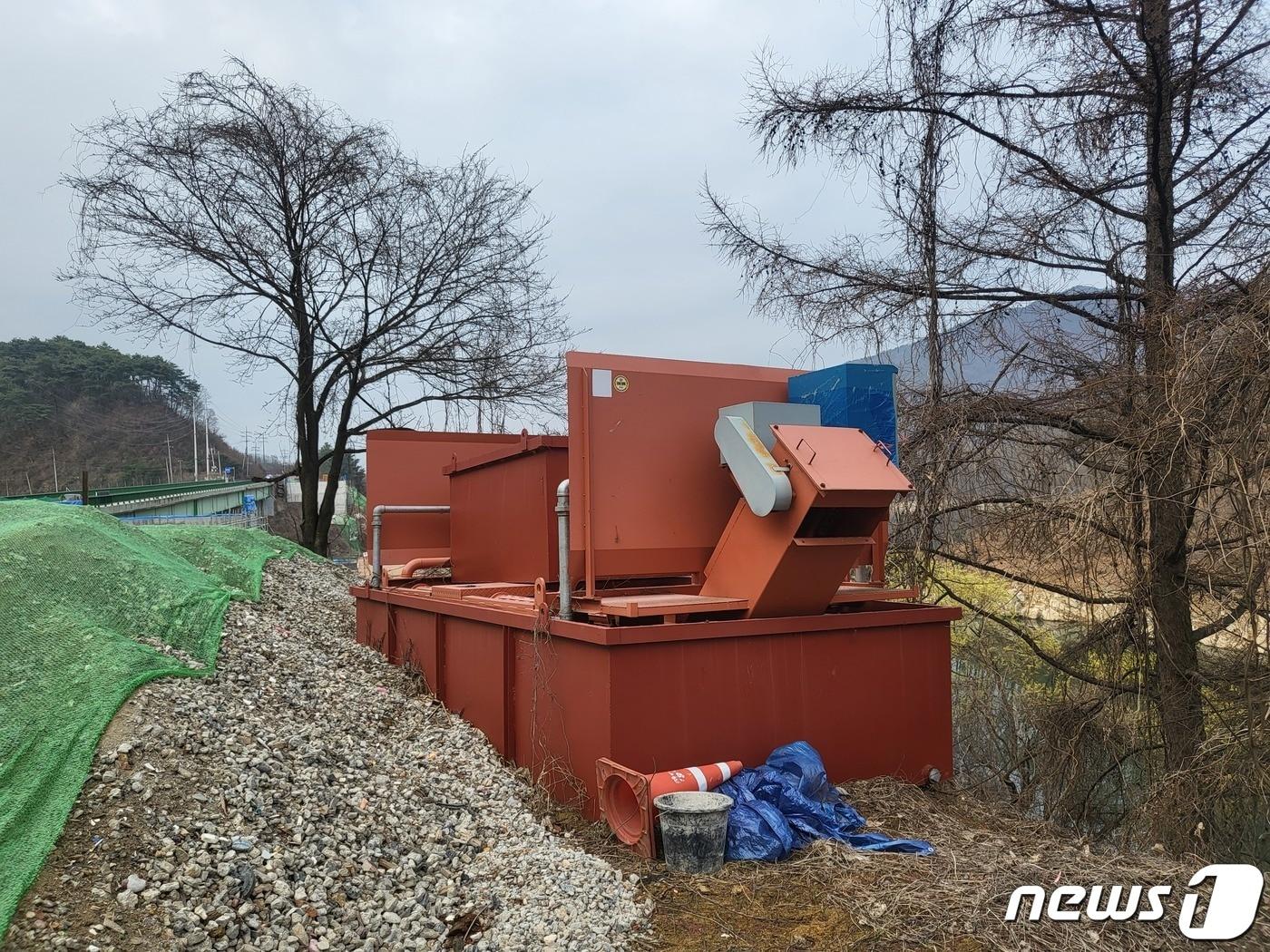 본문 이미지 - 충북도가 발주한 연금리조트~금성간 도로 건설공사 현장에 설치되어야 할 세륜시설이 가동되지 않고 방치되고 있다.