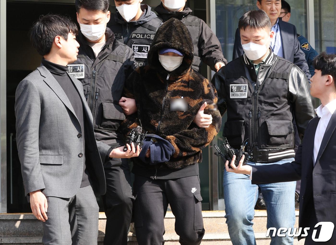 본문 이미지 - 서울 강남 주택가에서 여성을 납치해 살해한 혐의를 받고 있는 피의자 연모씨가 3일 오전 서울 강남구 수서경찰서에서 영장실질심사를 위해 서울중앙지법으로 호송되고 있다. 연씨 등 3명은 지난달 29일 오후 11시46분쯤 서울 강남구 역삼동의 한 아파트 앞에서 귀가 중이던 40대 중반의 여성 피해자를 차량으로 납치해 살해한 뒤 시신을 유기한 혐의를 받는다. 2023.4.3/뉴스1 ⓒ News1 구윤성 기자