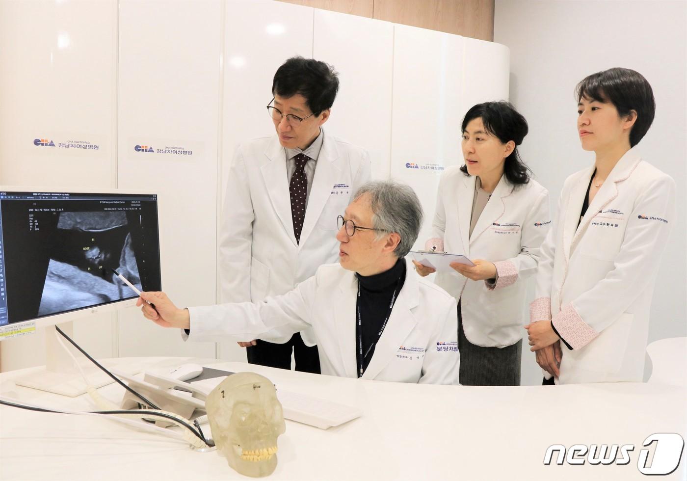  차의과학대학교 강남차여성병원 내 선천성 두개안면기형클리닉 의료진 모습.