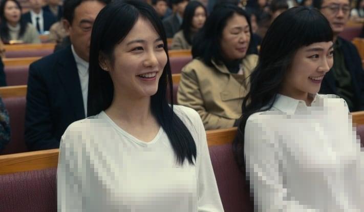 본문 이미지 - '더 글로리' 파트1에서 노브라신을 보여준 신예은(왼쪽), 송지우. ('더 글로리' 갈무리)