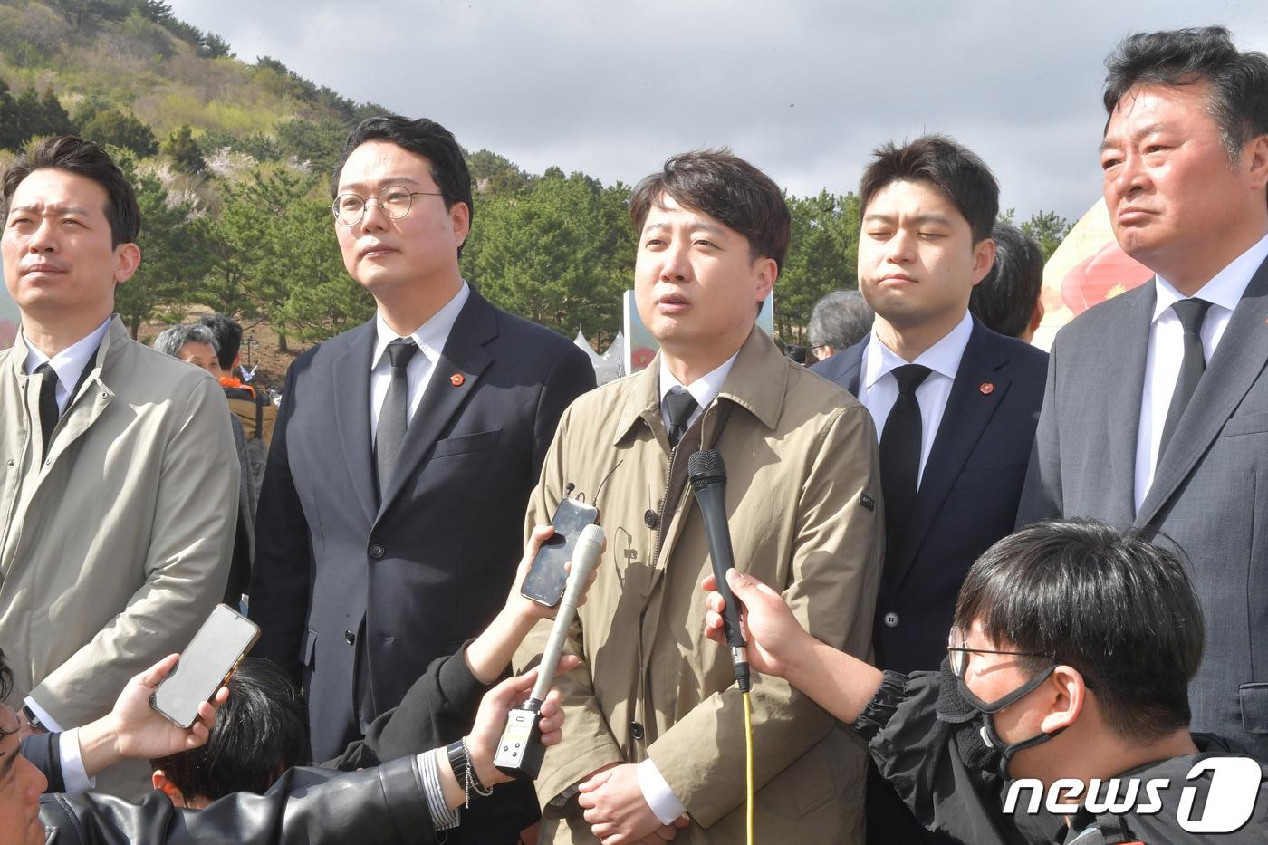 본문 이미지 - 3일 제75주년 4·3추념식이 봉행된 4·3평화공원에서 이준석 전 국민의힘 대표와 천하람 국민의힘 전남 순천갑 당협위원장이 취재진의 질의에 답하고 있다 (제주도사진기자회) 2023.4.3/뉴스1 ⓒ News1 고동명 기자