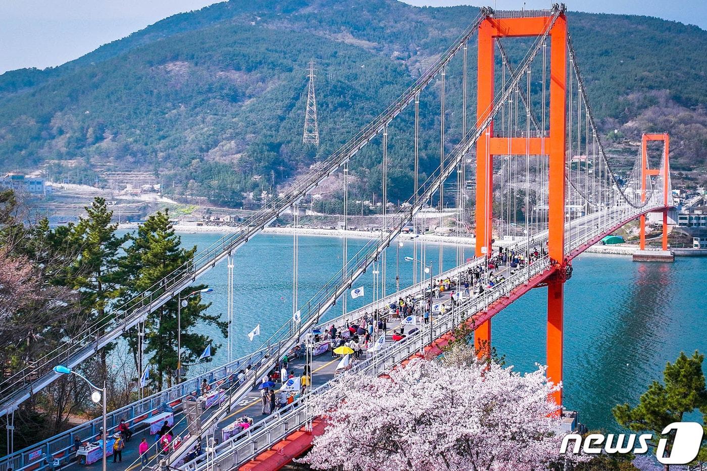 남해대교에서 진행된 '꽃피는 남해' 문화행사(남해군 제공).