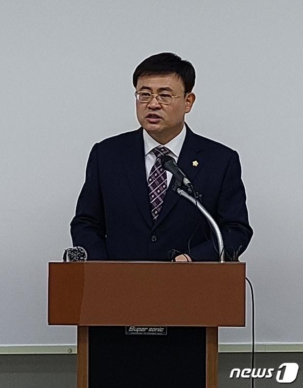 본문 이미지 - 충북 청주시의회 더불어민주당 이영신 의원이 3일 청주시청 임시청사 브리핑실에서 기자회견을 하고 있다. 2023.4.3. ⓒ 뉴스1 강준식 기자