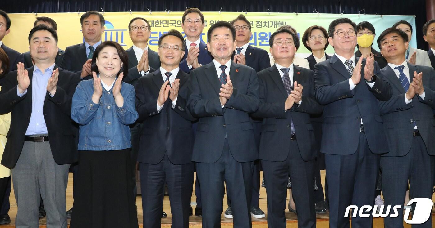 김진표 국회의장과 조해진 국민의힘 의원, 전해철 더불어민주당 의원, 심상정 정의당 의원 등이 3일 서울 여의도 국회의원회관에서 열린 초당적 정치개혁 의원모임에서 기념촬영을 하고 있다. 2023.4.3/뉴스1 ⓒ News1 송원영 기자