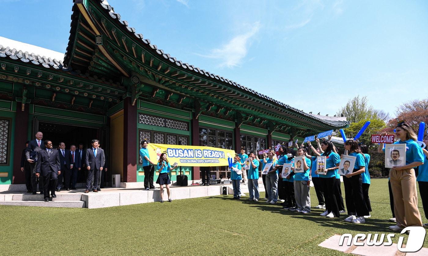 본문 이미지 - 부산월드엑스포 서포터즈들이 3일 서울 시내 한 호텔에서 열린 환영 경제인 리셉션 행사에 앞서 최태원 대한상공회의소 회장과 국제박람회기구(BIE) 실사단을 환영하고 있다. (공동취재) 2023.4.3/뉴스1 ⓒ News1 박지혜 기자