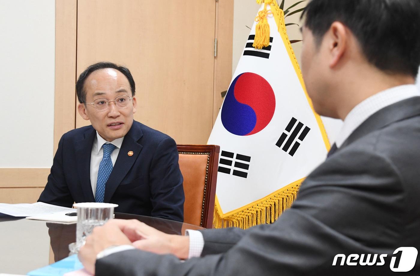 본문 이미지 - 추경호 경제부총리 겸 기획재정부 장관이 서울 종로구 정부서울청사에서 연례협의차 방한한 진 팡 국제신용평가사 무디스(Moody's) 국가신용등급 아태지역 담당 부대표와 면담하고 있다. (기획재정부 제공) 2023.4.3/뉴스1