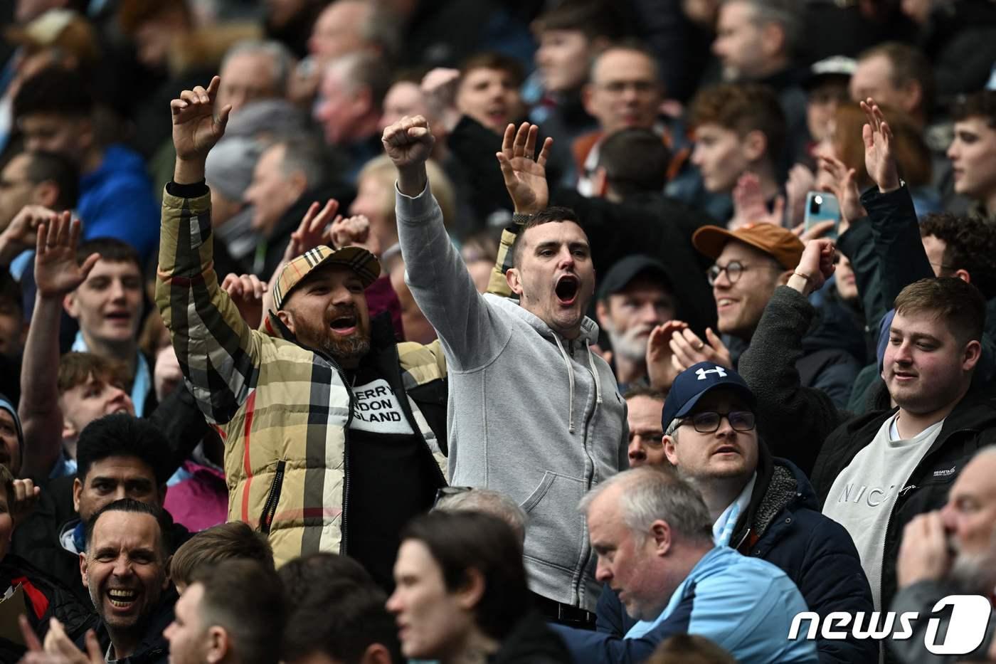 본문 이미지 - 맨시티 팬들의 모습 ⓒ AFP=뉴스1