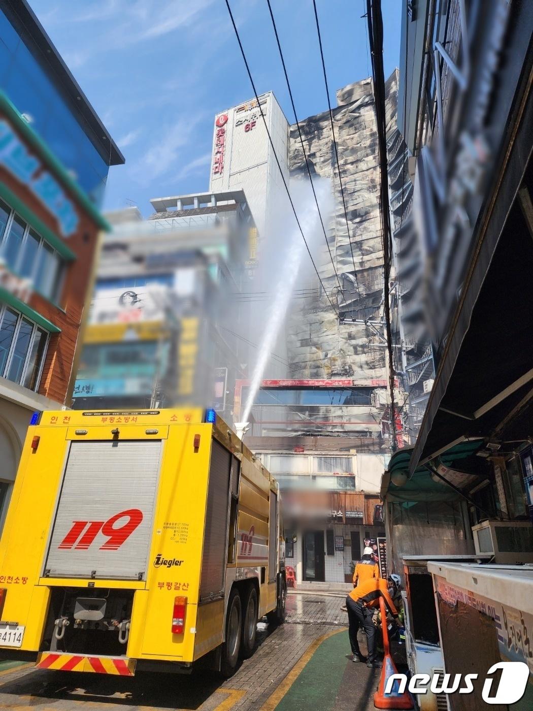 본문 이미지 - 3일 오전 11시51분께 인천시 부평구 부평동 한 음식점에서 발생한 화재가 롯데시네마 입점 상가로 번져 소방 당국이 대응 1단계를 발령하고 화재를 진압하고 있다.2023.4.3/뉴스1 ⓒ News1 박아론 기자