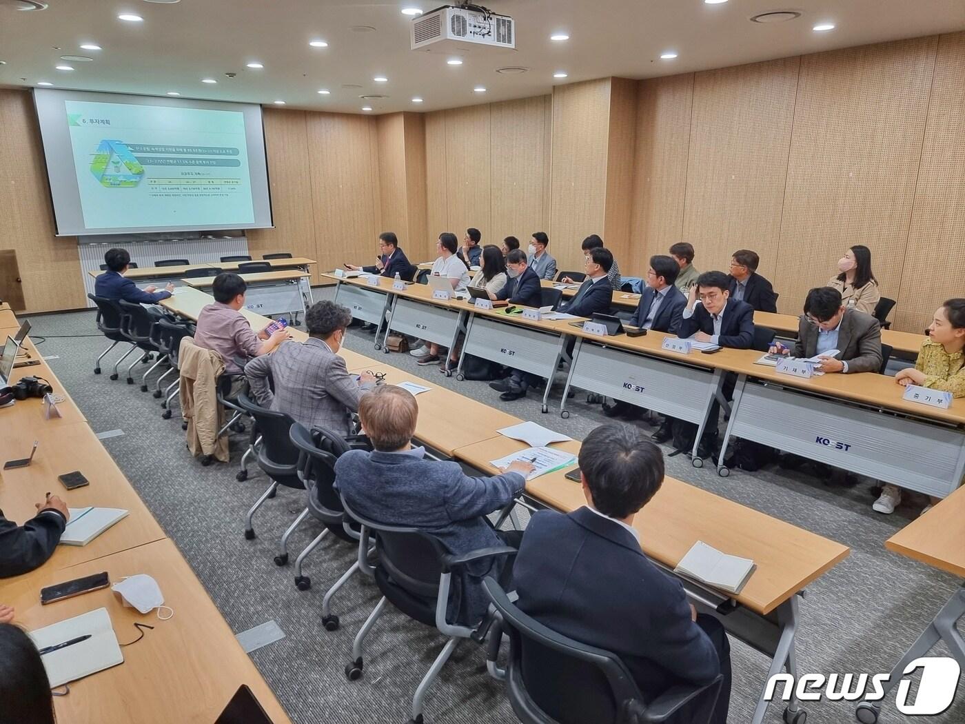 본문 이미지 - 대통령 직속 2050 탄소중립녹색성장위원회가 3일 오후 한국과학기술회관 중회의실에서 탄소중립 녹색성장 국가기본계획 수립 등을 위한 중소·중견기업 토론회를 가지고 있다. 2023.4.3/뉴스1 ⓒ News1 황덕현 기후환경전문기자