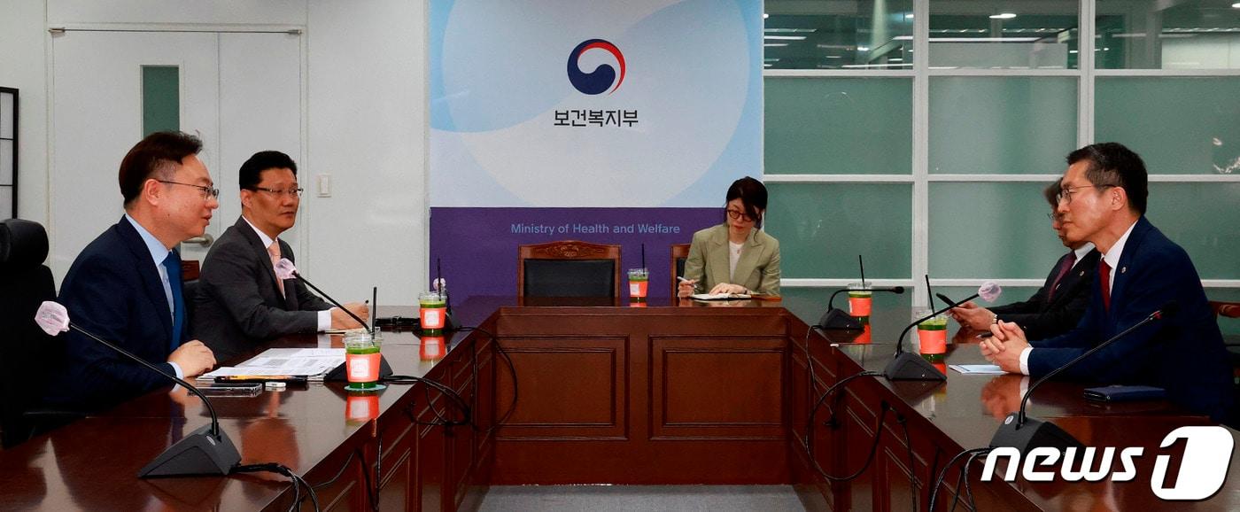 조규홍 보건복지부 장관이 3일 오후 서울 모처에서 이필수 대한의사협회 회장과 보건의료 주요 현안에 대해 논의하고 있다. (보건복지부 제공) 2023.4.3/뉴스1