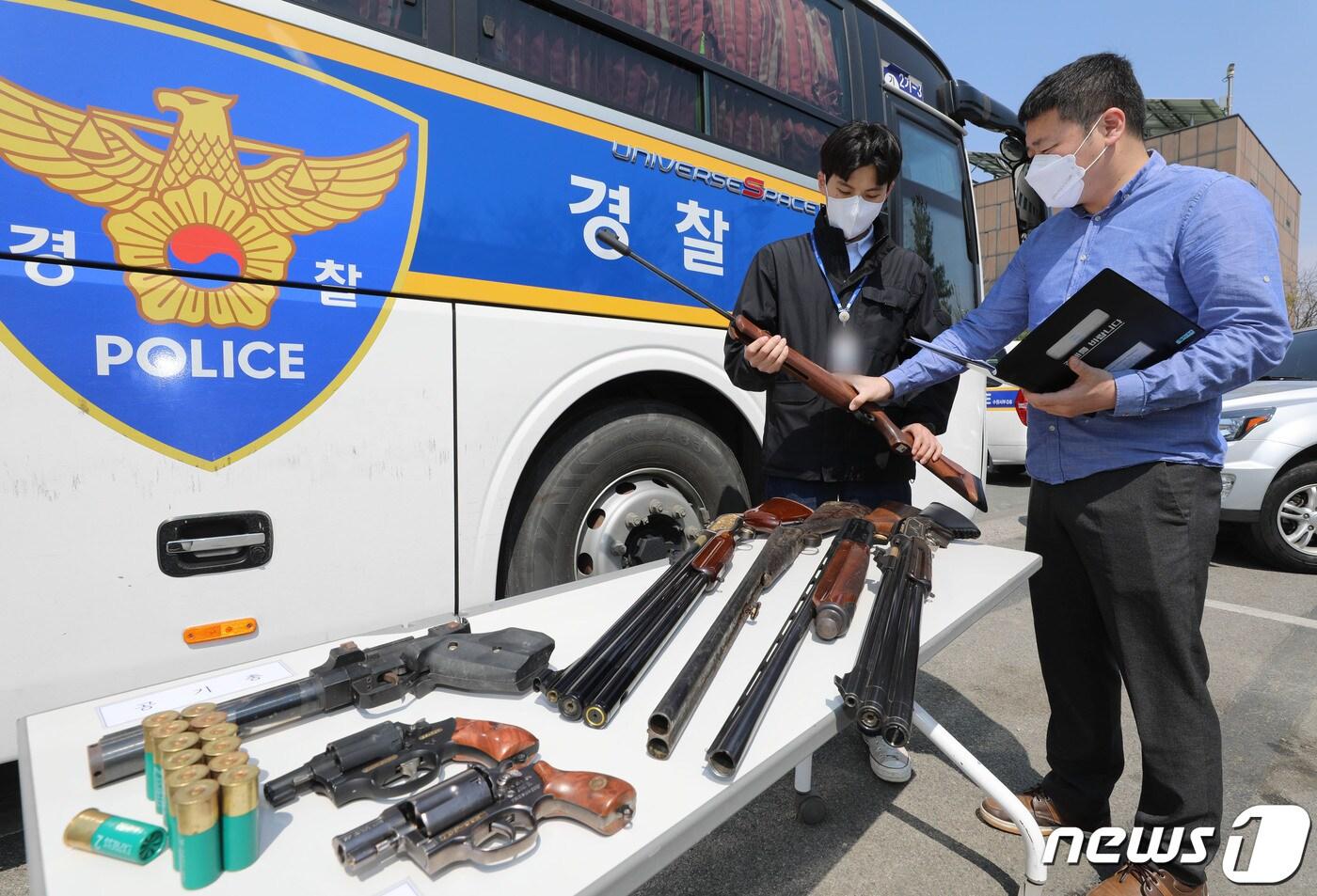 본문 이미지 - 불법무기류 자진신고 기간 운영을 시작한 3일 오후 경기 수원시 권선구 수원서부경찰서에서 생활질서계 직원들이 경찰서에서 보관 중인 무기류를 점검하고 있다. 2023.4.3/뉴스1 ⓒ News1 김영운 기자