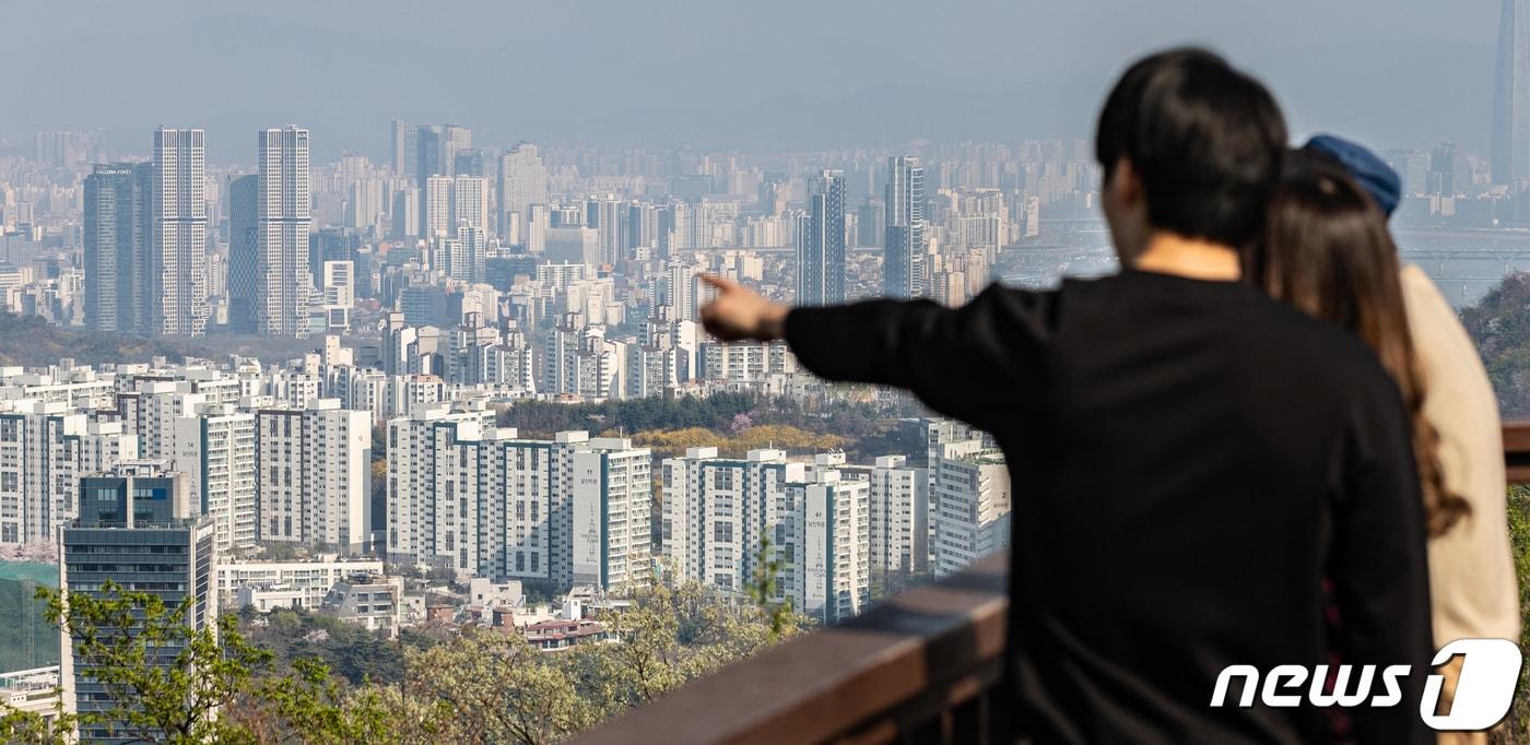 본문 이미지 -  서울 남산에서 바라본 아파트 단지의 모습. 2023.4.3/뉴스1 ⓒ News1 이재명 기자