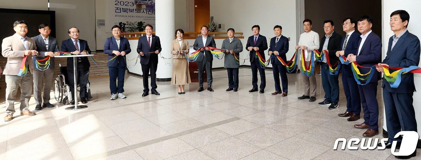 본문 이미지 - 전북 전주시 한국소리문화의전당 전시장에서 열린 '2023 전북보도사진전 개막식'에서 오세림 전북사진기자협회장을 비롯한 참석자들이 한지 테이프 컷팅식을 하고 있다.(한국사진기자협회 전북지부 제공)2023.4.3/뉴스1