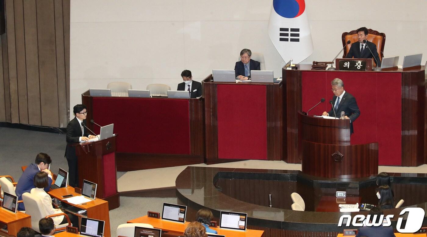 본문 이미지 - 한동훈 법무부 장관이 3일 서울 여의도 국회에서 열린 제405회 국회(임시회) 제1차 본회의 정치·외교·통일·안보 분야 대정부질문에서 김회재 더불어민주당 의원의 질문에 답하고 있다. 2023.4.3/뉴스1 ⓒ News1 임세영 기자