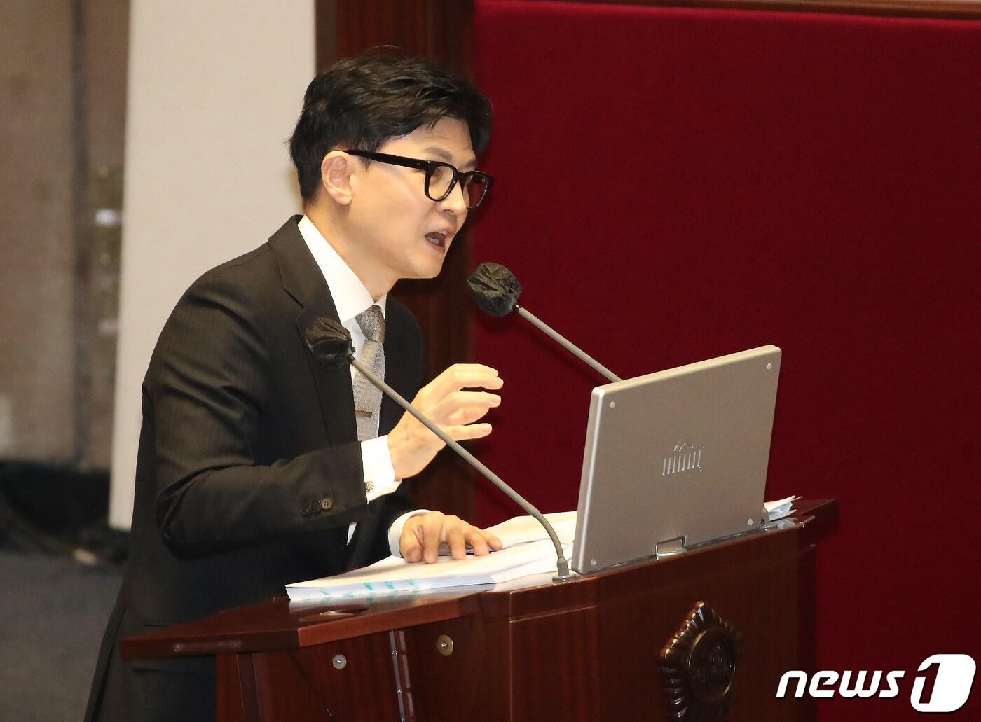 본문 이미지 - 한동훈 법무부 장관이 3일 서울 여의도 국회에서 열린 제405회 국회(임시회) 제1차 본회의 정치·외교·통일·안보 분야 대정부질문에서 김회재 더불어민주당 의원의 질문에 답하고 있다. ⓒ News1 임세영 기자