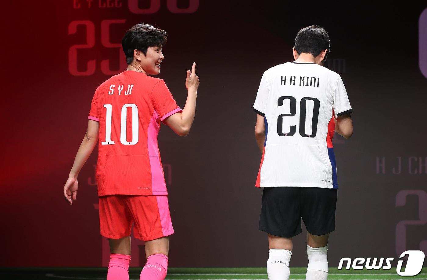 본문 이미지 - 대한민국 여자 축구 국가대표팀 지소연과 김혜리./뉴스1 ⓒ News1 박지혜 기자