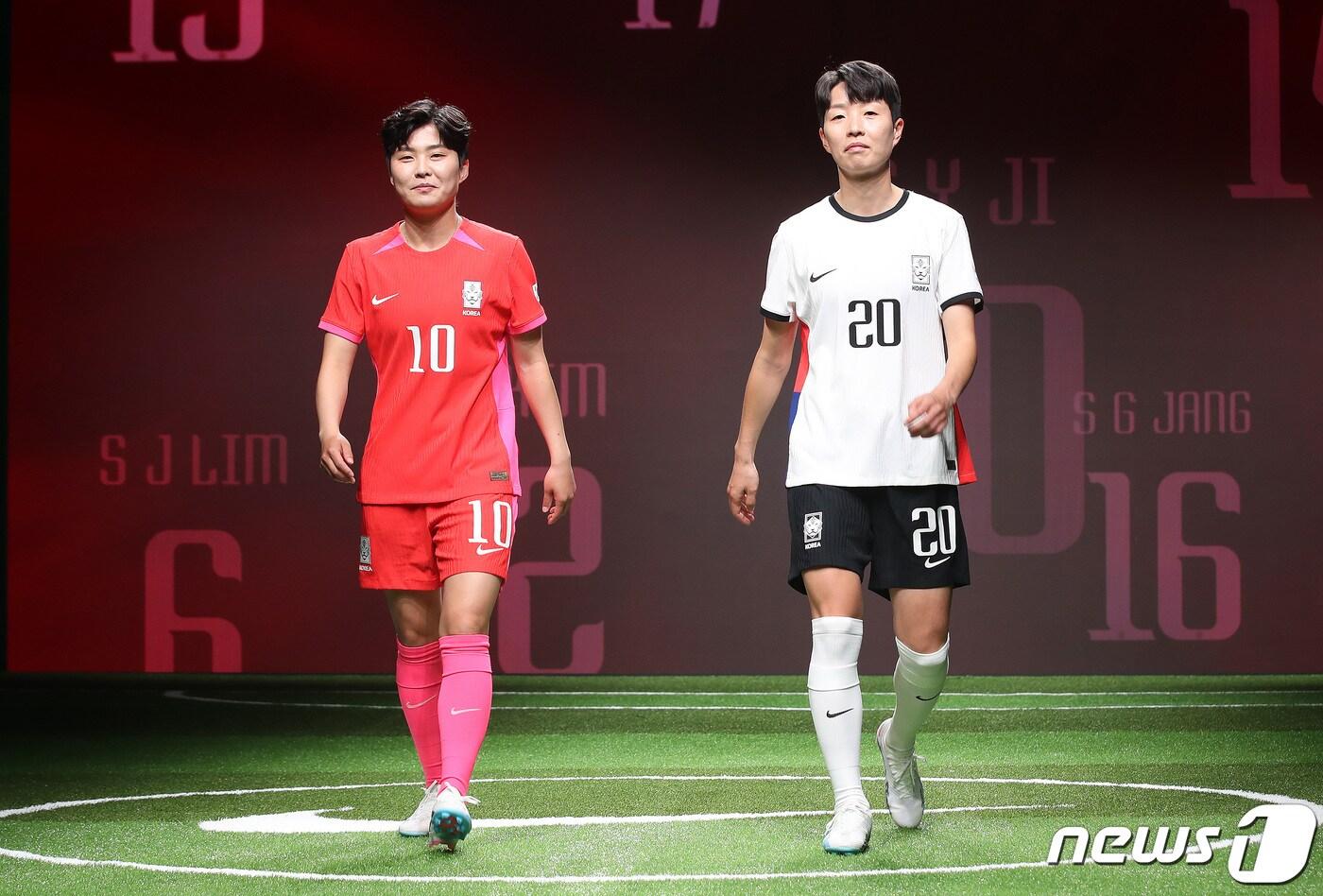 대한민국 여자 축구 국가대표팀 지소연과 김혜리가 3일 서울 광진구 파이팩토리 스튜디오에서 열린 나이키 우먼 2023 미디어 행사에서 새로운 유니폼을 선보이고 있다. 2023.4.3/뉴스1 ⓒ News1 박지혜 기자