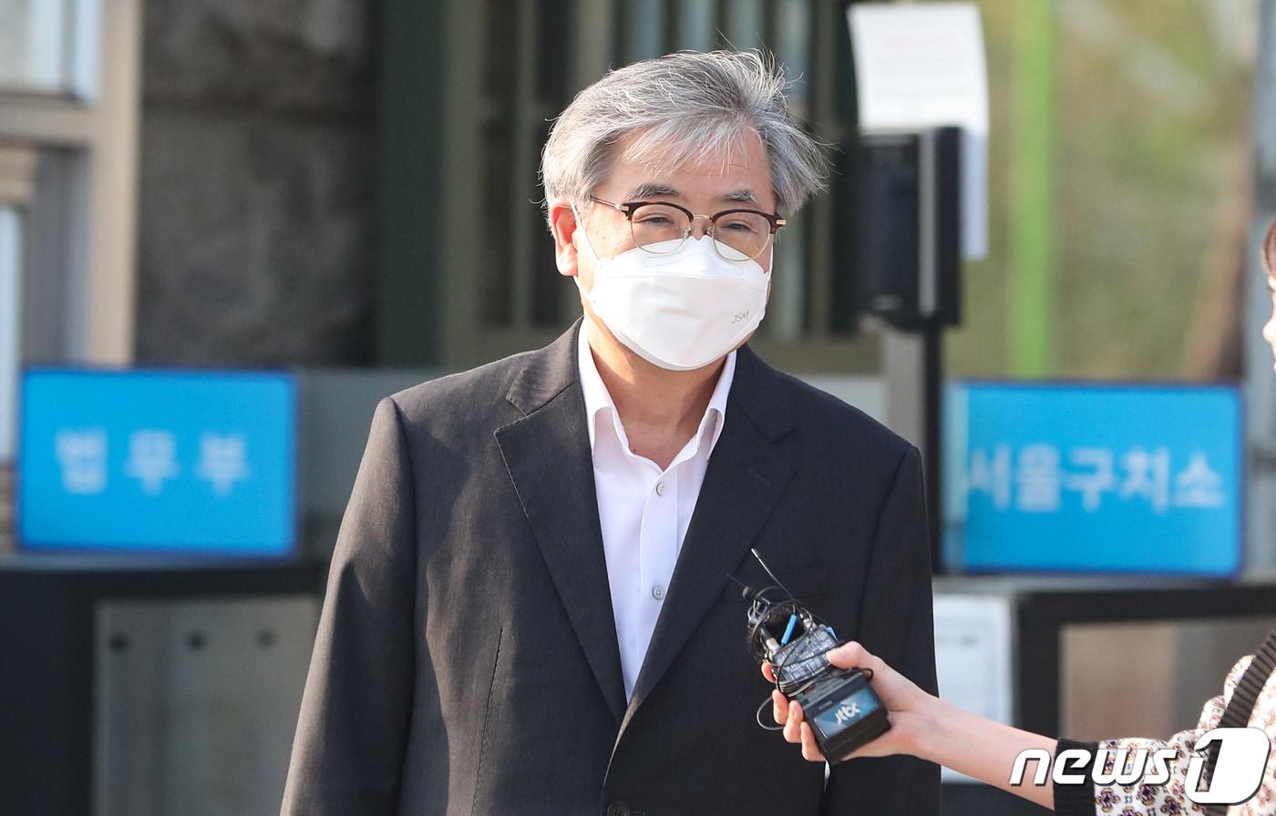 본문 이미지 - ‘서해 공무원 피격 사건’ 은폐 등 혐의로 구속기소 된 서훈 전 청와대 국가안보실장이 3일 경기 의왕시 서울구치소에서 보석으로 석방되며 취재진의 질의에 답하고 있다. 2023.4.3/뉴스1 ⓒ News1 허경 기자