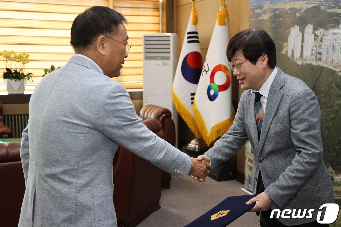 본문 이미지 - 신임 양양군보건소장으로 임용된 신승주 전 차의과대학 교수(사진 오른쪽). 2023.4.3/뉴스1