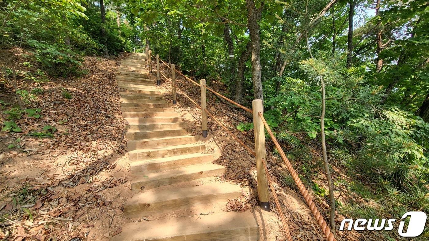 본문 이미지 - 용인시가 망덕고개 등 청년 김대건길의 일부 험준한 구간에 목재 데크를 설치한다. 사진은 목재 데트가 설치돼 있는 구간.(용인시 제공)