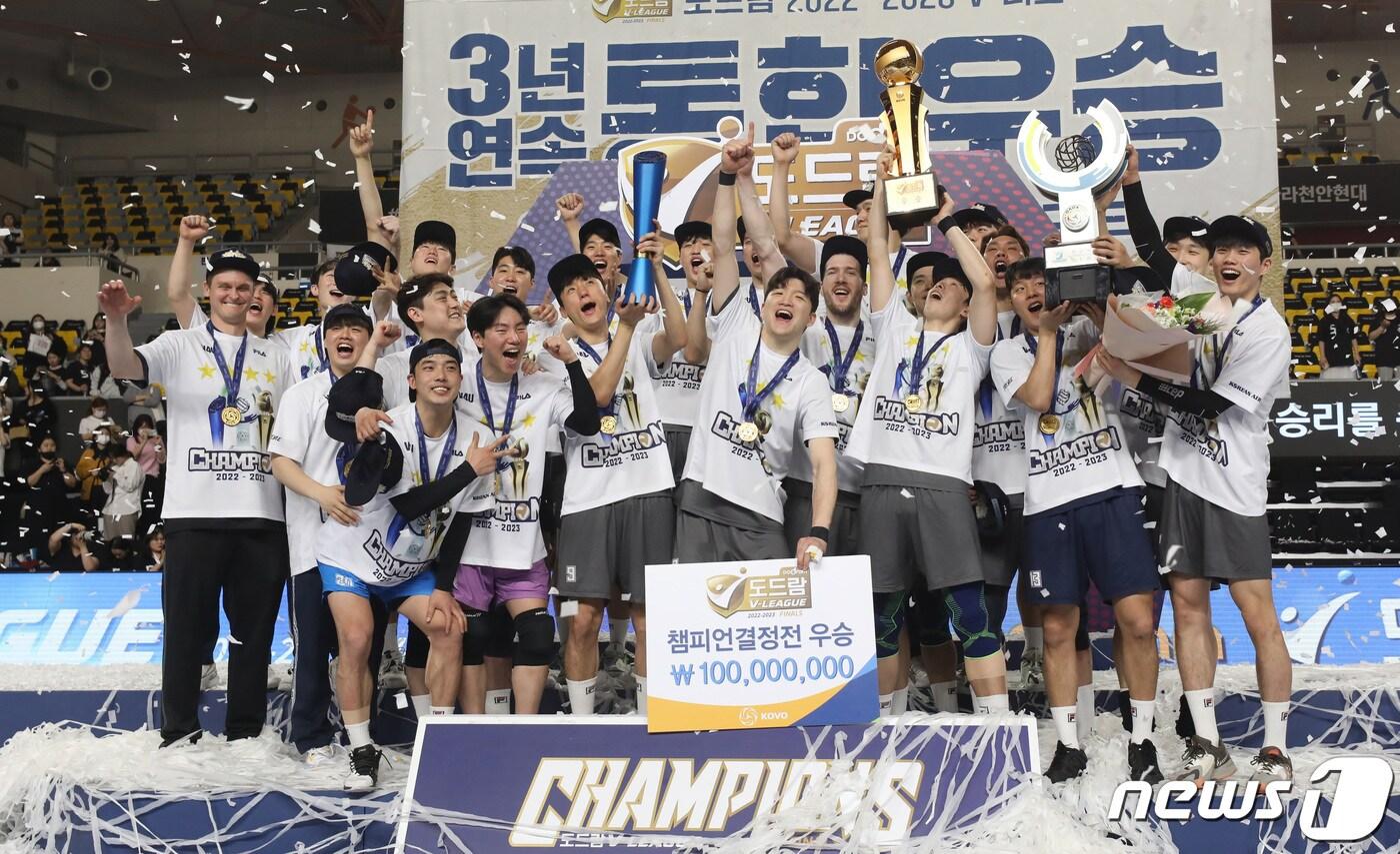 3일 천안 유관순체육관에서 열린 도드람 2022-2023 V리그 남자부 챔피언 결정전 3차전 대한항공과 현대캐피탈 경기에서 세트스코어 3대2로 승리해 통합우승을 한 대한항공 선수들이 우승컵을 들고 기뻐하고 있다. 2023.4.3/뉴스1 ⓒ News1 김민지 기자