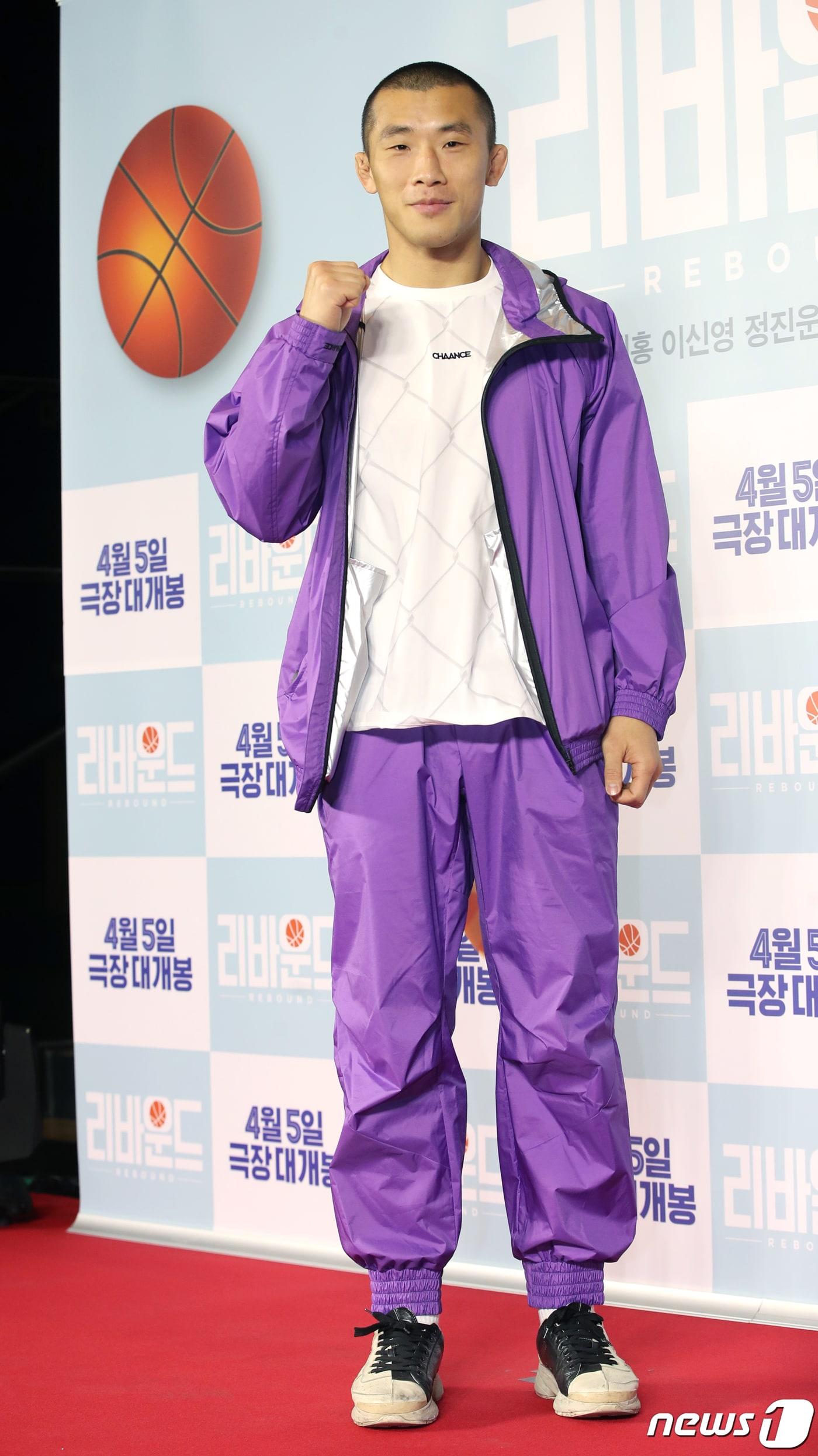 본문 이미지 - 이종격투기 선수 김상욱이 3일 서울 용산구 CGV 용산아이파크몰에서 열린 영화 '리바운드' VIP 시사회에서 포즈를 취하고 있다. 2023.4.3/뉴스1 ⓒ News1 권현진 기자