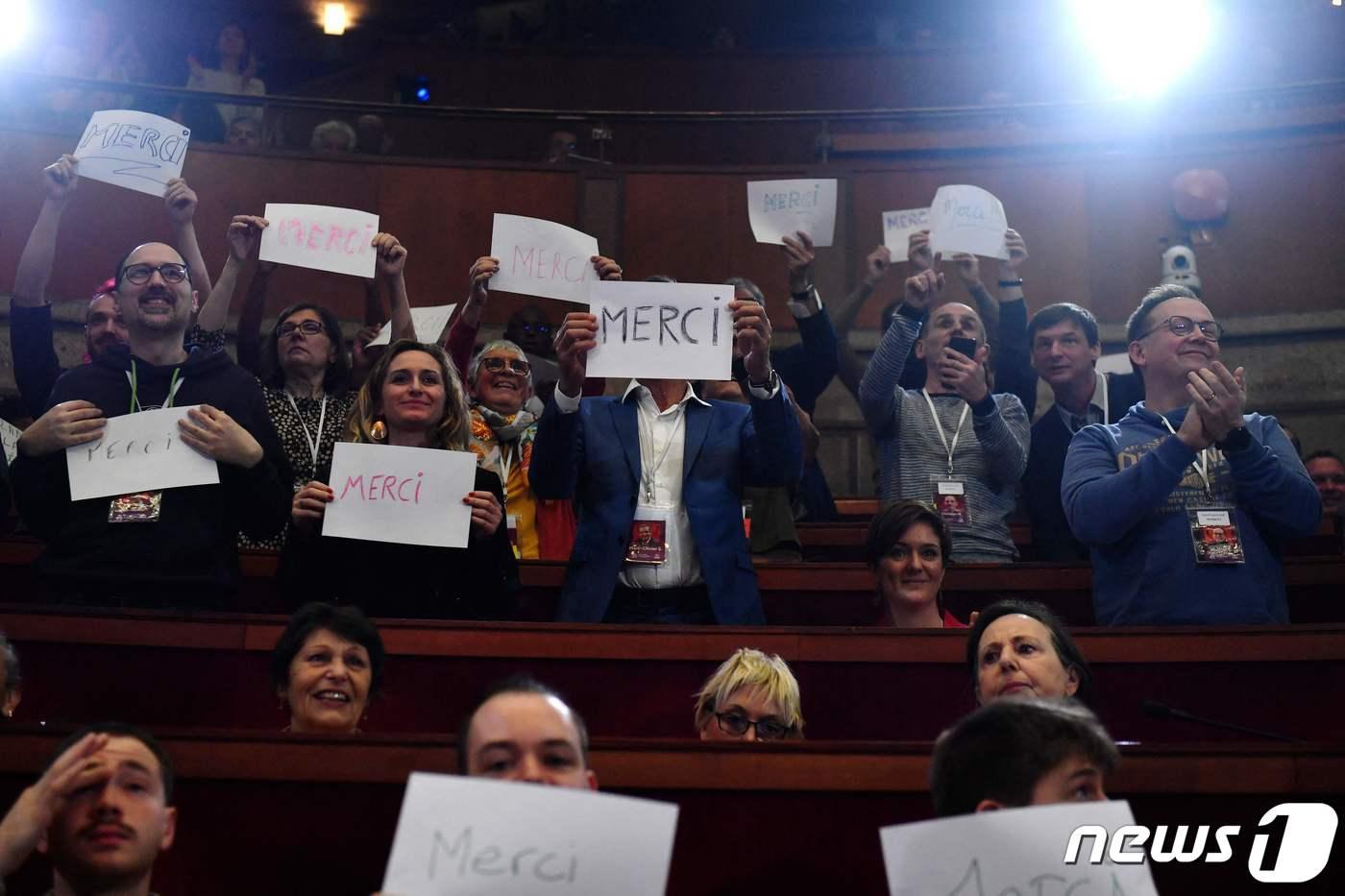 본문 이미지 - 프랑스 헌법기관인 경제사회환경위원회(CESE)가 2일(현지시간) 적극적 안락사에 대한 최종 결론을 제시했다. 무작위로 선정된 184명의 프랑스 시민들은 적극적 임종 지원을 합법화하는 것을 승인했다. 23.04.02 ⓒ AFP=뉴스1 ⓒ News1 김예슬 기자