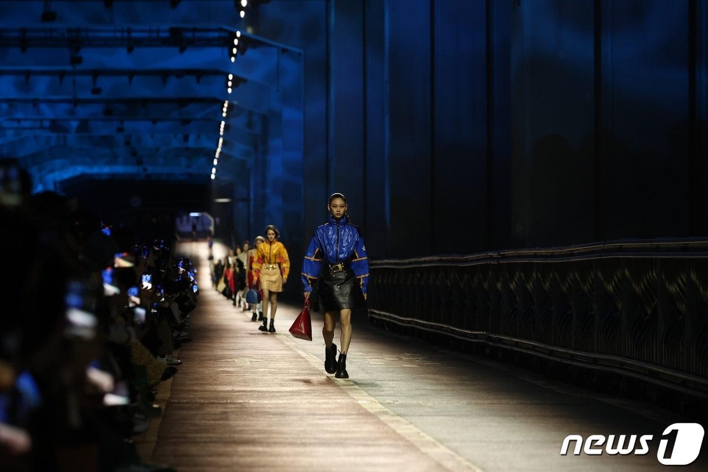 본문 이미지 - 루이비통은 29일 오후 8시 서울 잠수교에서 프리폴(Prefall) 패션쇼를 열었다.(루이비통제공)