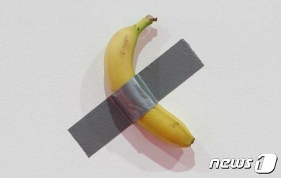 본문 이미지 - 마우리치오 카텔란의 작품 '코미디언'. 리움미술관에서 열리고 있는 그의 대규모 회고전 '위'에서 가장 관심을 끌고 있는 작품 중 하나이다. 이 바나나를 4월27일 점심쯤 한 남성이 먹는 일이 발생했고, 미술관은 이후 새 바나나로 교체했다. 사진 김경태. (리움미술관 제공)