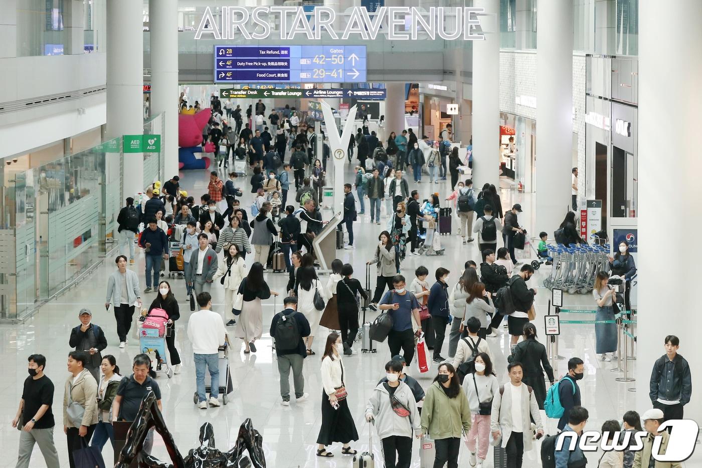 본문 이미지 - 30일 오전 인천국제공항 제1여객터미널 출국장 면세점이 여행객들로 붐비고 있다. 2023.4.30/뉴스1 ⓒ News1 민경석 기자