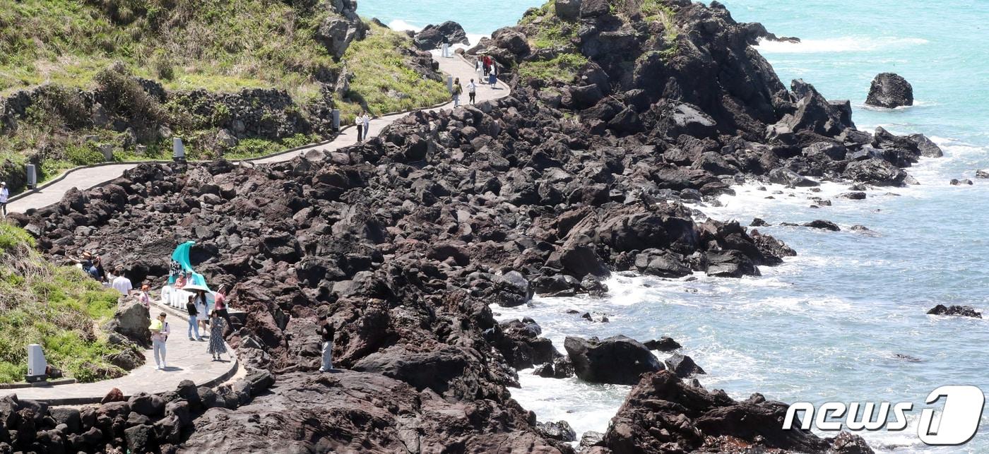 본문 이미지 - 맑은 날씨를 보인 30일 오전 제주시 애월읍 한담해안산책로에서 관광객과 도민들이 산책을 즐기고 있다. 2023.4.30 ⓒ 뉴스1 오현지 기자