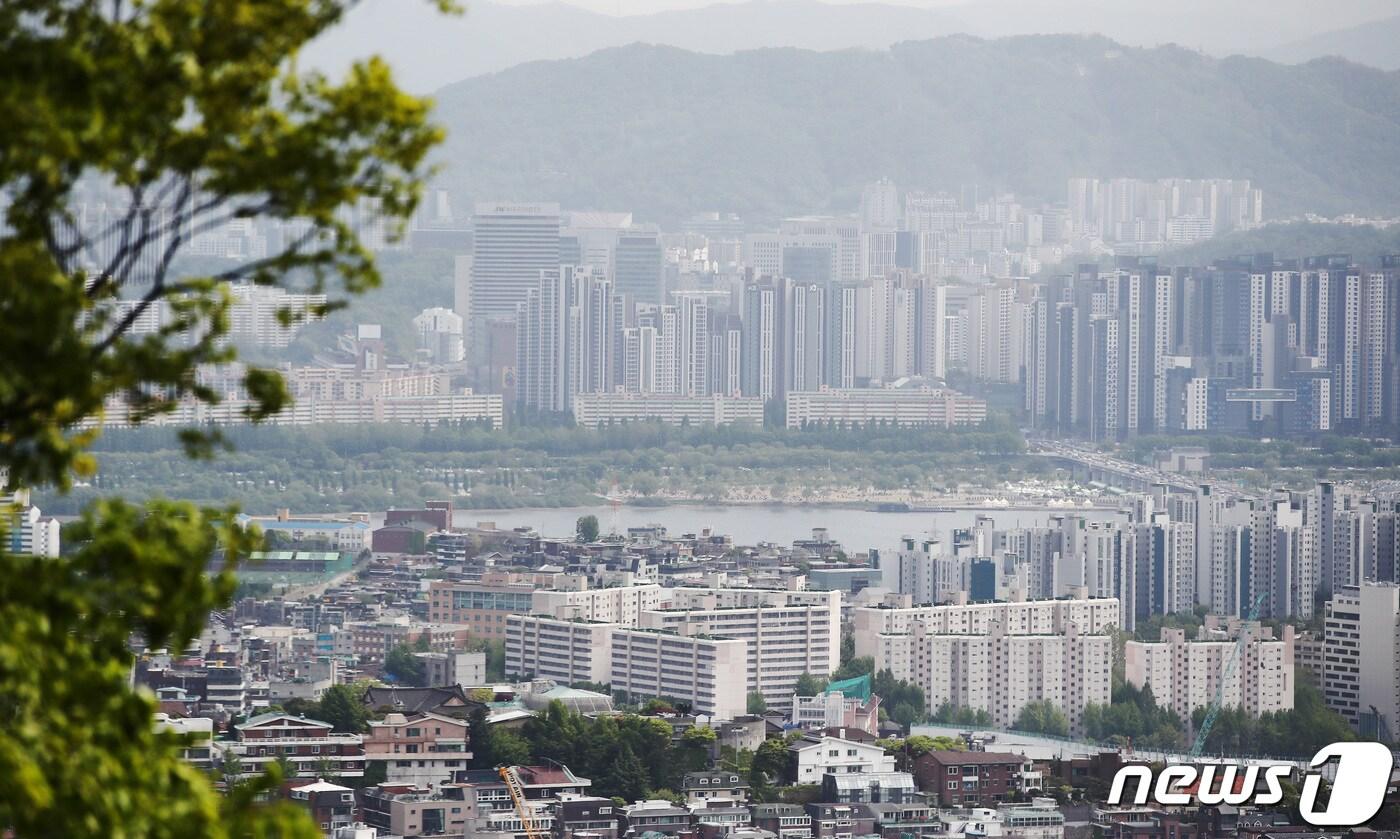 본문 이미지 - 서울 중구 남산타워에서 바라본 아파트 일대 모습. 2023.4.30/뉴스1 ⓒ News1 김민지 기자