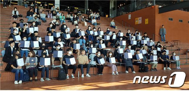 본문 이미지 - 30일 열린 2023 주니어해양컨퍼런스 서포터즈 발대식에서 줄리안 퀸타르트가 서포터즈와 기념사진을 찍고 있다. ⓒ News1