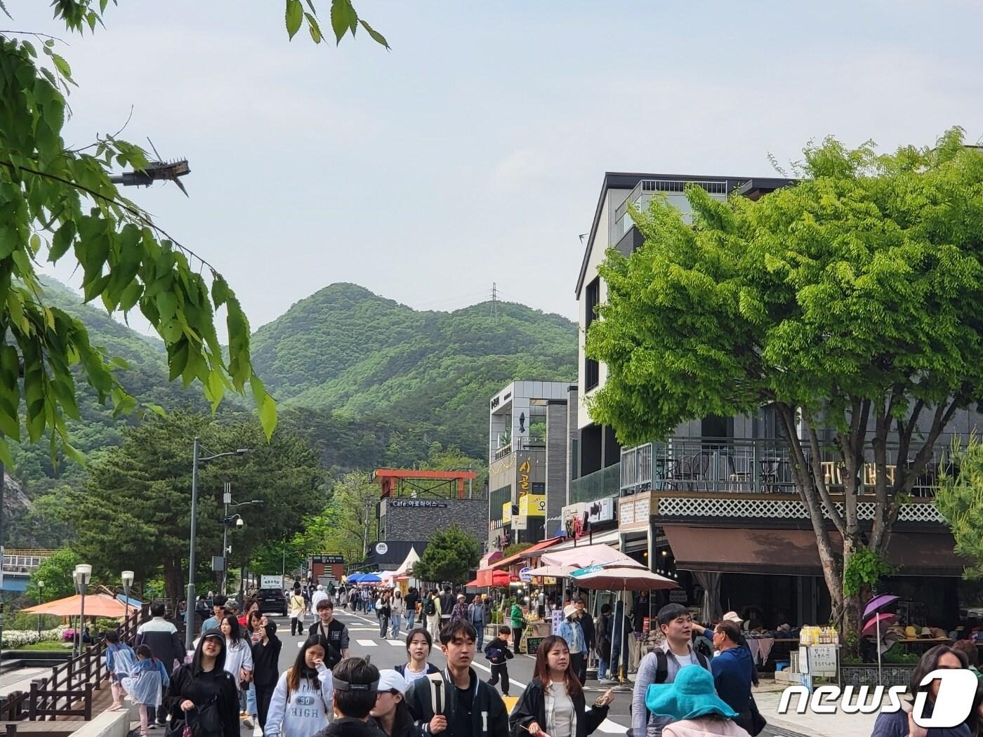 본문 이미지 - 30일 낮 강원 원주시 간현관광지에 여행객들이 몰려들고 있다. 2023.4.30/뉴스1 신관호 기자